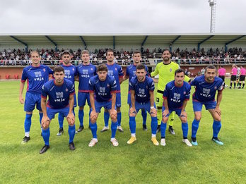 El once titular de los azules esta tarde, en el que estaba el debutante Roberto Santamaría. (SD Amorebieta)