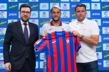 Stoichkov posa junto a Jon Ander Ulazia y César Palacios en Ipurua. (A.U.)