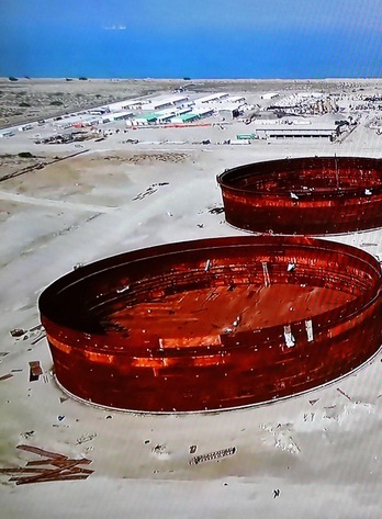 Captura de pantalla en la que se observa la terminal petrolera de Jask, tomada durante su inauguración mediante videoconferencia (Presidencia de Irán | AFP)