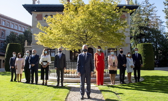 Foto de grupo del Gobierno de Lakua el día de la toma de posesión de consejeras y consejeros. (Raúl BOGAJO-FOKU)