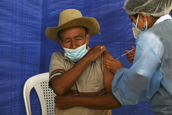 Un hombre recibe una vacuna en Guatemala, donde todavía ni el 2% de la población tiene la pauta completa. (Johan ORDOÑEZ/AFP)
