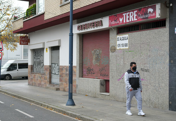 Bares y comercios cerrados durante el confirnamiento en Gasteiz. (Gotzon ARANBURU/FOKU)