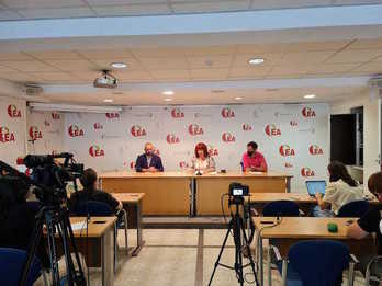 Imagen de la rueda de prensa de Eba Blanco junto al portavoz de la Ejecutiva y el abogando que ha llevado la causa. 