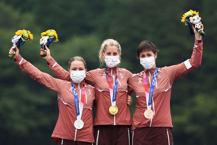 Sina Frei, Jolanda Neff y Linda Indergand completaron un podio histórico para Suiza. (Greg BAKER/AFP)