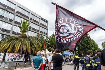 Protesta frente a la sede de Tubacex en Laudio. (Marisol RAMIREZ/FOKU)