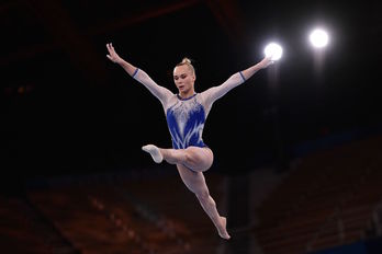La gimnasta rusa Angelina Melnikova durante su actuación en la final por equipos. (Loic VENANCE / AFP)