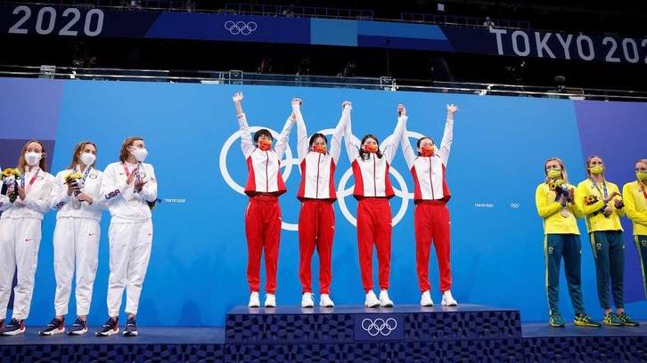 De izquierda a derecha, Li Bingjie, Yang Junxuan, Tang Muhan y Zhang Yufei celebran la medalla de oro y el récord mundial. (Odd ANDERSEN/AFP)