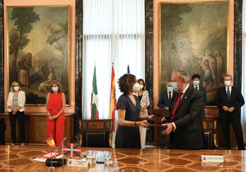 La ministra María Jesús Montero junto al consejero Pedro Azpiazu. (IREKIA)