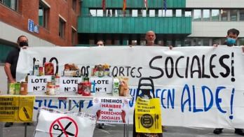 Concentración de Berri Otxoak en Barakaldo para denunciar los recortes sociales.