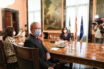 El consejero Pedro Azpiazu, a la mesa junto a la ministra María Jesús Montero. (IREKIA)