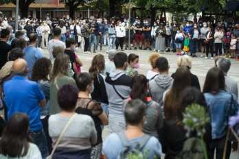 Concentración realizada ayer en Lemoa para denunciar la paliza sufrida por un joven de la localidad en Zornotza. (Monika DEL VALLE / FOKU)