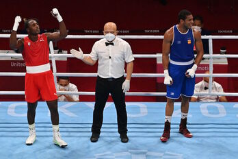 La Cruz levanta el brazo tras ganar el combate por decisión de los jueces. (Luis ROBAYO / AFP)