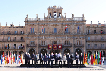 Imagen de equipo de los presidentes autonómicos, salvo el de la Generalitat, junto a Felipe VI y Pedro Sánchez. (IREKIA)