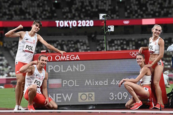 El cuarteto polaco es el primer campeón olímpico en relevos 4x400 mixtos. (Jewel SAMAD/AFP)