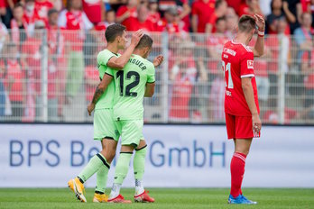 Berenguer es felicitado tras anotar el 0-1 en Berlín. (Twitter ATHLETIC)