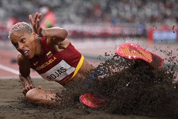 Yulimar Rojas, en uno de sus saltos que le ha dado la medalla de oro olímpica en Tokio. (Andrej ISAKOVIC/AFP)