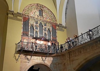 Los alumnos del Curso de Órgano Romántico de 2019 visitaron también el órgano barroco ibérico de la iglesia de San Martín de Tours en Ataun. (Pablo CEPEDA)