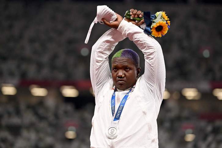 Raven Saunders, Olinpiar Jokoetako podioan zilarrezko domina irabazi berritan. (Ina FASSBENDER / AFP)