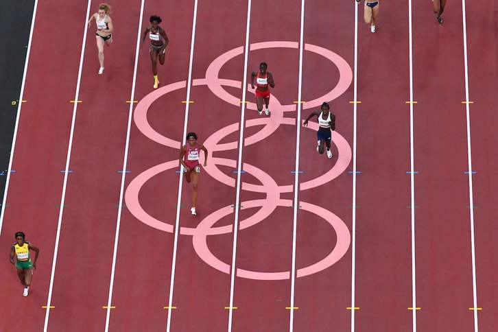 Elaine Thompson-Herah, sin forzar demasiado, ha estado a punto de batir el récord mundial de 200 metros en la semifinal de Tokio 2020. (Antonin THUILLIER / AFP)