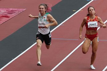 Krystsina Tsimanouskaya compite en la prueba de 100 metros lisos en Tokio. (Giuseppe CACACE / AFP)