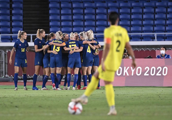 Las jugadoras suecas celebran el gol del triunfo ante Sam Kerr. (Anne-Christine Poujoulat/AFP)
