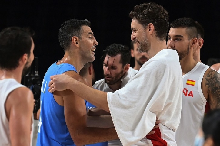 Ver de nuevo a Scola y Pau Gasol en la semifinal olímpica se antoja un sueño irrealizable. (Aris MESSINIS / AFP PHOTO)