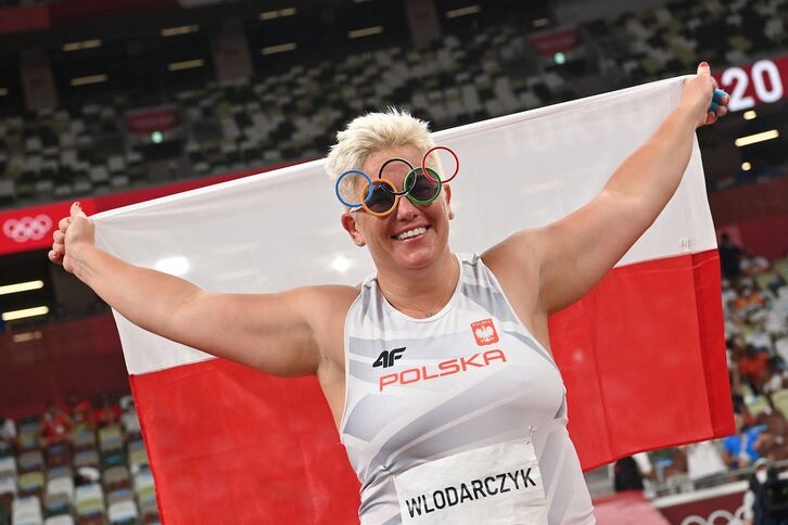 Anita Wlodarczyk celebra su tercer oro olímpico consecutivo. (Andrej ISAKOVIC / AFP)