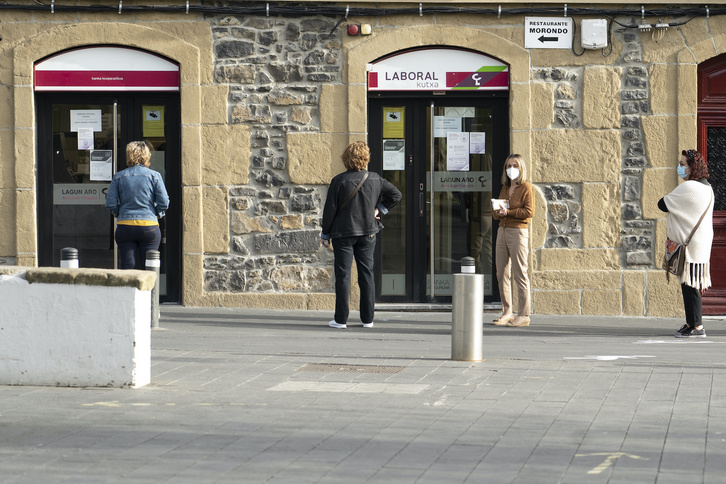 Oficina de Laboral Kutxa en Irun. (Gorka RUBIO/FOKU)