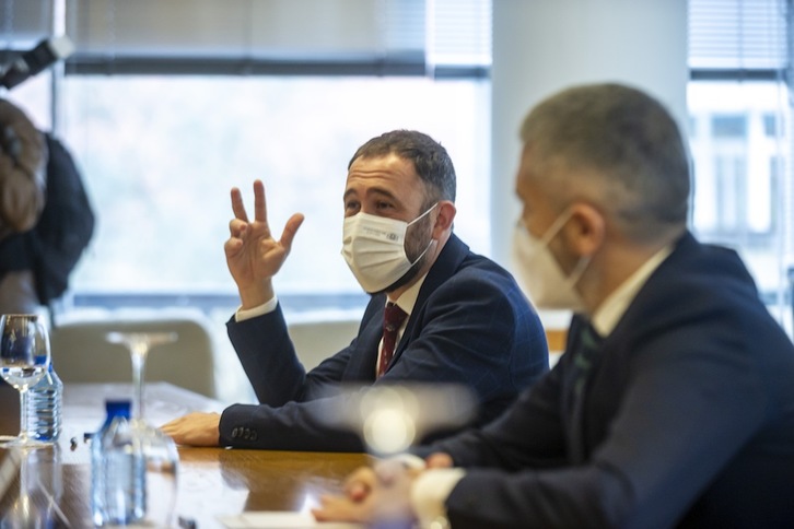 Denis Itxaso, junto al ministro español de Interior, Fernando Grande-Marlaska, en la reunión que mantuvieron con representantes del Gobierno de Lakua el pasado 26 de febrero. (Jaizki FONTANEDA | FOKU)