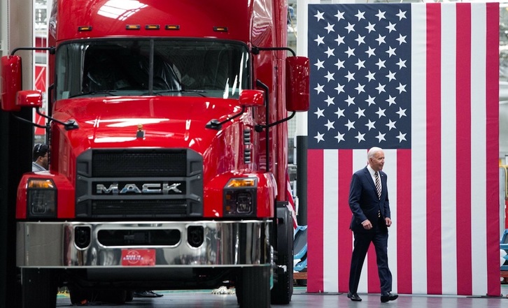 El presidente estadounidense, Joe Biden, en la factoría de Mack Trucks en Macungie, Pensilvania, el pasado 28 de julio. (Saul LOEB | AFP)