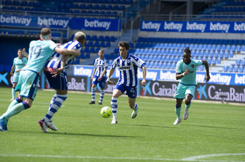 Facundo Pellistri controla el balón en el partido contra el Levante. (Jaizki FONTANEDA / FOKU)