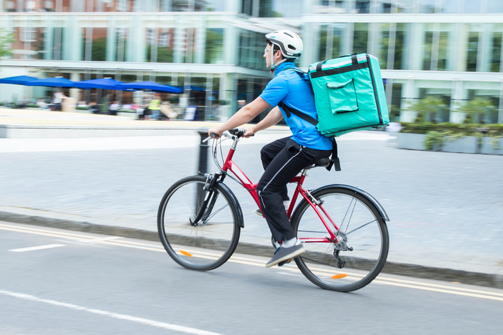 Las bicicletas eléctricas entregan 10 paquetes por hora, frente a los seis de las furgonetas. (GETTY)