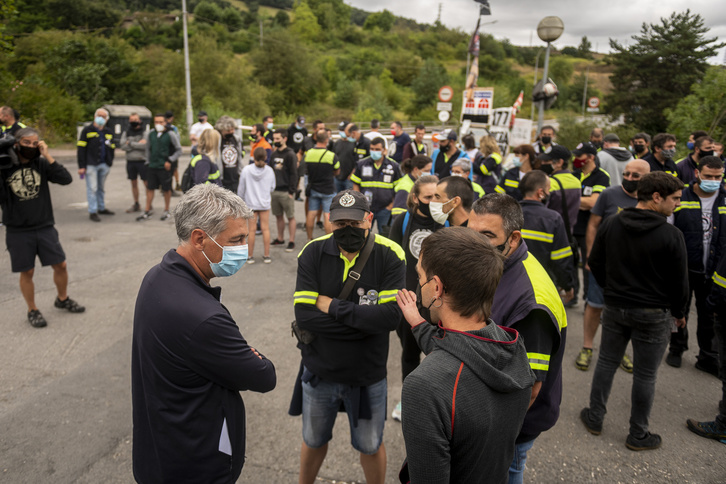 EH Bilduko Oska Matute Amurrion izan da Tubacexeko langileekin. (Jaizki FONTANEDA / FOKU)