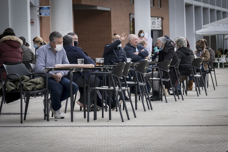 Clientes en una terraza de Donostia. (Gorka RUBIO/FOKU)