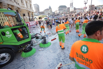 Varios operarios limpian la plaza Arriaga de Bilbo. (Endika PORTILLO / FOKU)