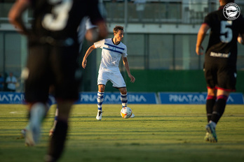 Tomás Pina controla el balón durante el encuentro que ha enfrentado a Alavés y Levante. (Deportivo Alavés)
