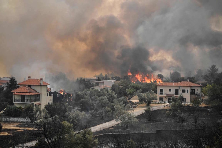 Los incendios siguen arrasando diversos lugares de Grecia. (Louisa GOULIAMAKI/AFP)