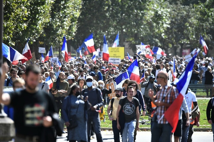 Osasun-ziurtagiriaren aurkako manifestazioa Parisen. (Stephane DE SAKUTIN/AFP) 