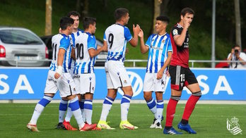 Karrikaburu recibe la felicitación de sus compañeros tras marcar el 1-0. (Real Sociedad)