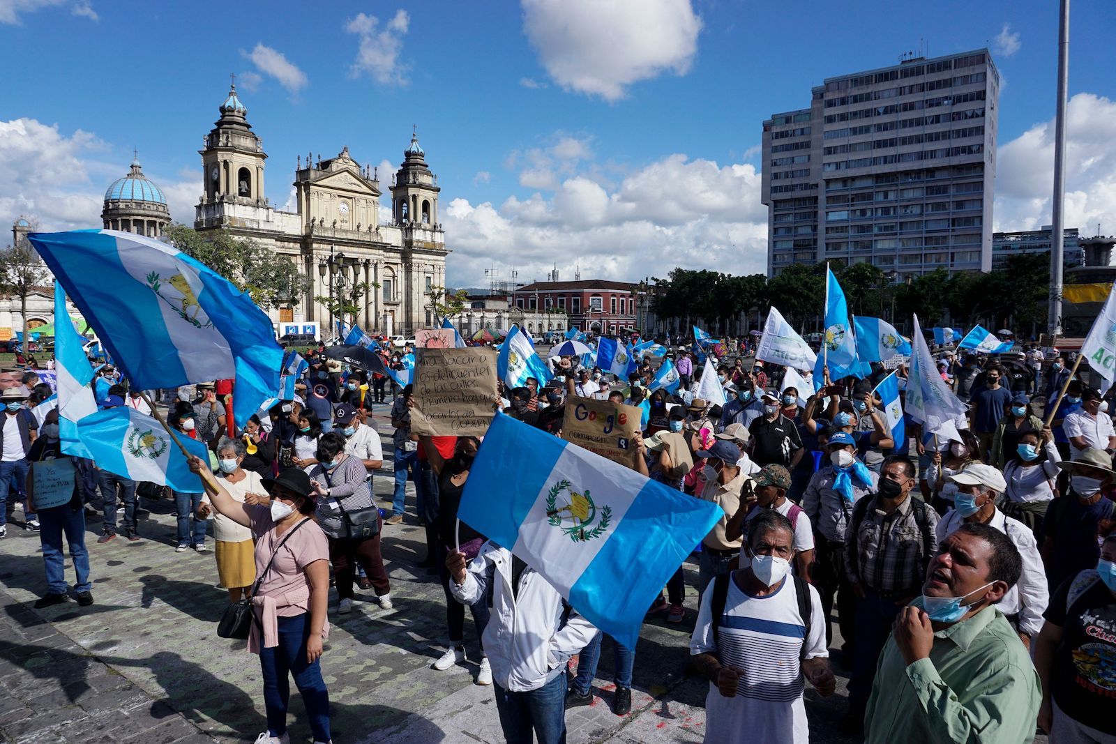 Guatemala encadena otra crisis tras despedir al azote de la corrupción