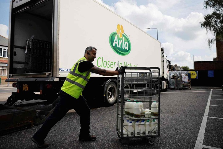 Un camionero haciendo un reparto en Londres. (Tolga AKMEN/AFP)