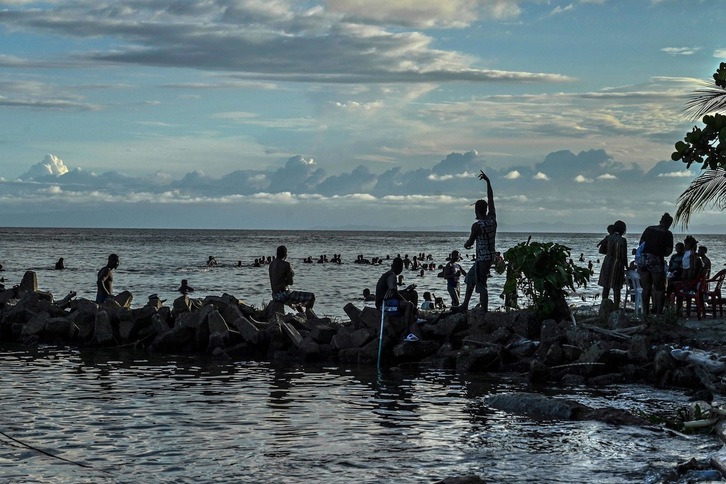 Migrantes procedentes de Haití esperan en Necoclí, Colombia, un bote que los lleve a Capurgana, cerca de la frontera con Panamá, para seguir viaje hacia EEUU. El cambio climático está en el origen de muchas migraciones. (Joaquín  SARMIENTO | AFP)