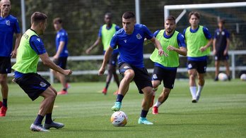 Barrenetxea ante Gorosabel en una sesión de entrenamiento durante la pretemporada. (@REALSOCIEDAD)