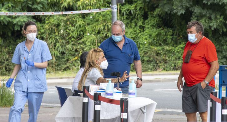 Vacunación en Donostia. (Gorka RUBIO | AFP)