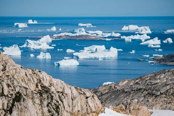 El deshielo que se produce en el Ártico, como en la costa este de Groenlandia, incide en el aumento del nivel del mar en las zonas tropicales, donde se ubican los pequeños estados insulares. (Jonathan NACKSTRAND | AFP)