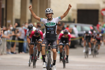 Unai Hierro celebra su primera victoria como ciclista en Antzuola por delante de Xabier Isasa y Unai Iribar. (Oskar MATXIN/FOKU)