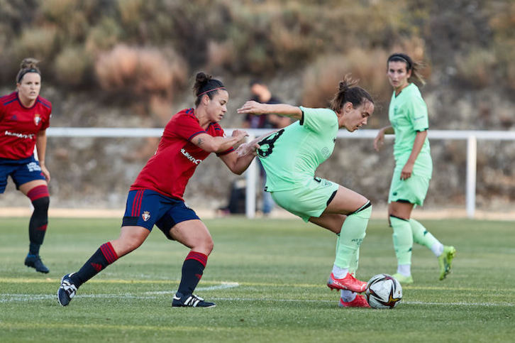 Marta Unzue protege el balón ante Leyre Fernández. (C.A. Osasuna)