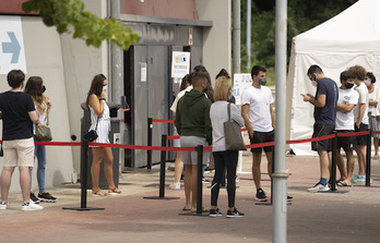 Adolescentes esperan su turno para ser vacunados en Donostia. (Jagoba MANTEROLA/FOKU)