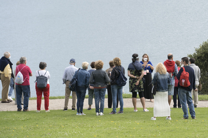 Turista talde bat Donostiako Miramar Jauregiaren aurrean azalpenak entzuten. (Gorka RUBIO/FOKU)