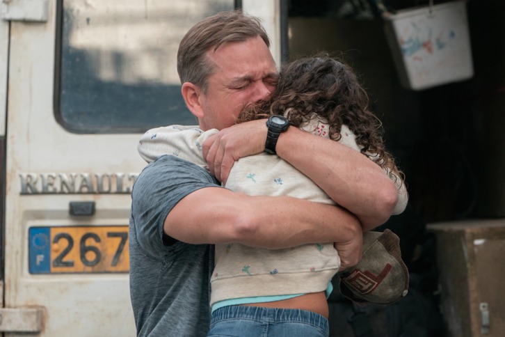 Matt Damon abraza a Abigail Breslin, que interpreta a su hija. (NAIZ)